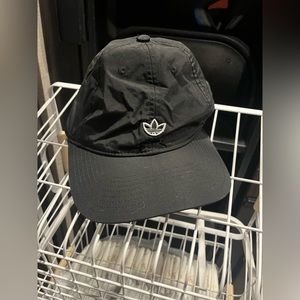 Adidas women’s black hat 🖤
